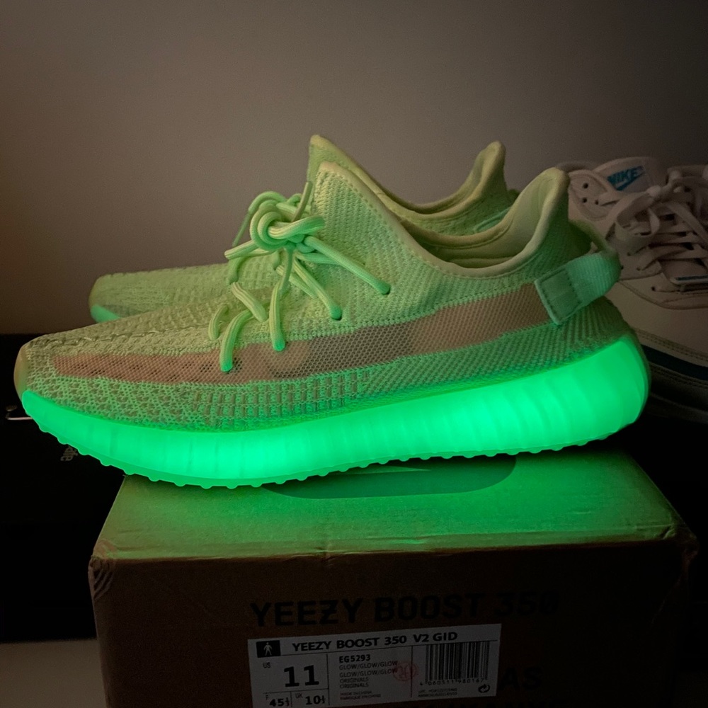 FAKE Yeezy Glow in the Dark 350 V2 Adidas